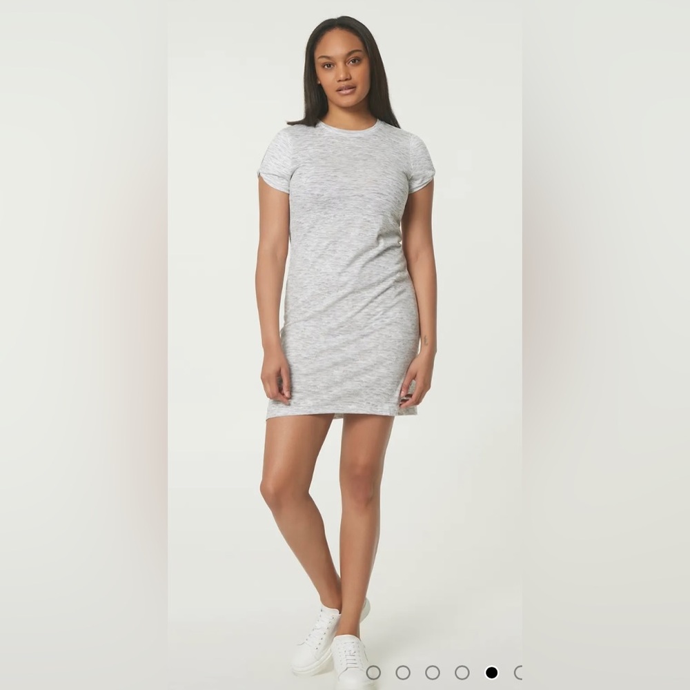 Andrew Marc New York T-shirt Dress with twisted keyhole sleeve.  Size: XL
